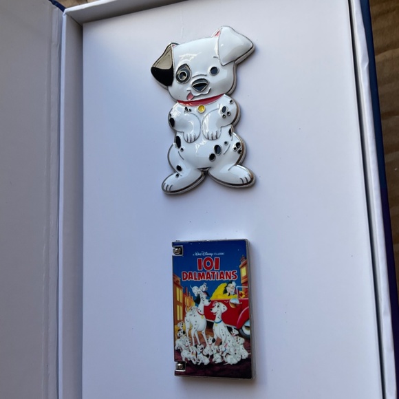 Disneys 101 Dalmatians pin VHS set - Picture 3 of 3